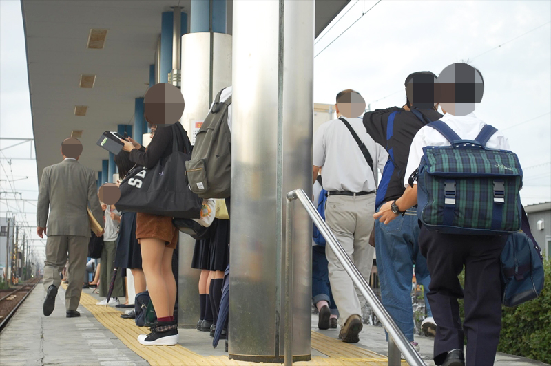 浜北駅にて。多くの利用者が電車を待っています (撮影：夕霧もや 2016年)