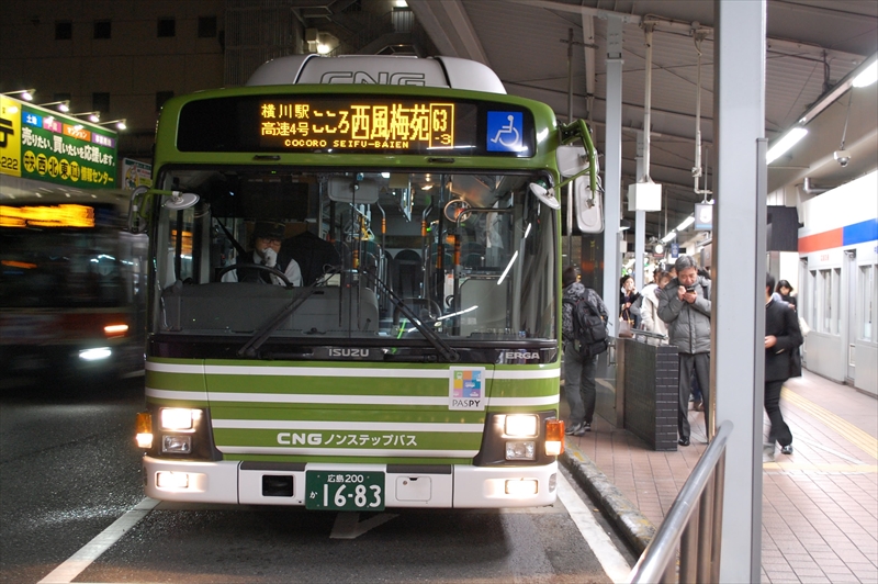 広島バスセンターにて発車を待つ西風新都線のバス(撮影：夕霧もや・2017年)