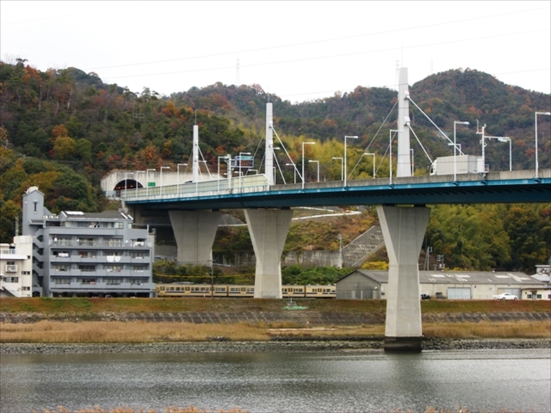 広島高速4号線の広島西大橋と西風トンネルの開口部の写真 (写真はWikipediaよりCC3.0に基づいて使用 撮影：Lightslateblue,2009)