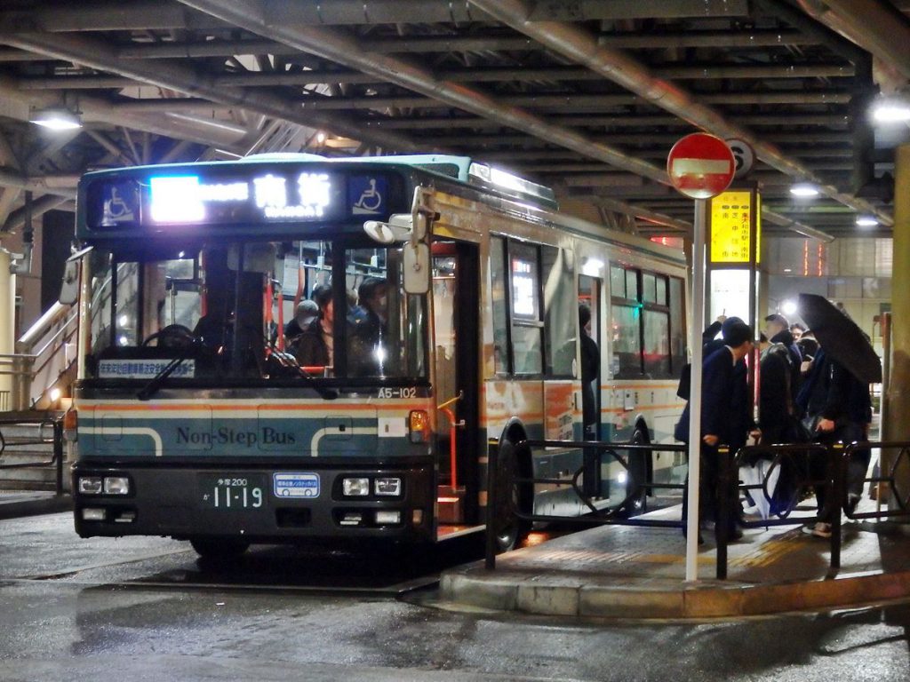 立川から東大和市駅方面に運行する西武バスも最終バスは遅くまで運行する