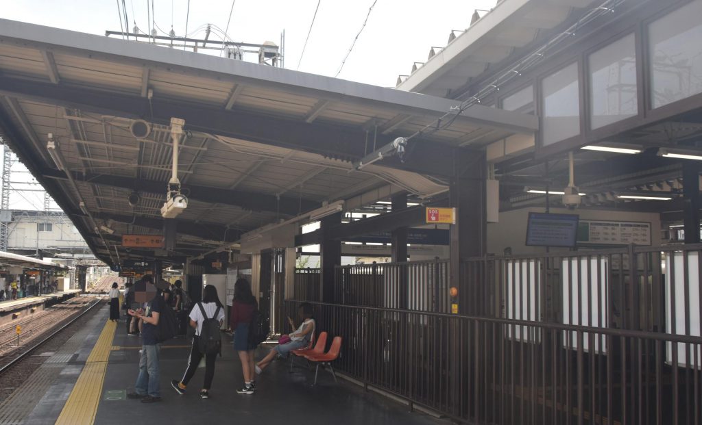 京阪線とJR奈良線がホームを並べる東福寺駅 、画面右側は乗り換え改札(撮影：夕霧もや・2017年)