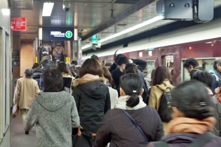 阪急京都線烏丸駅の朝ラッシュ時に見られる光景。階段によっては係員が降車誘導を行うほどの混雑となる （撮影：鳴海行人・2018年）