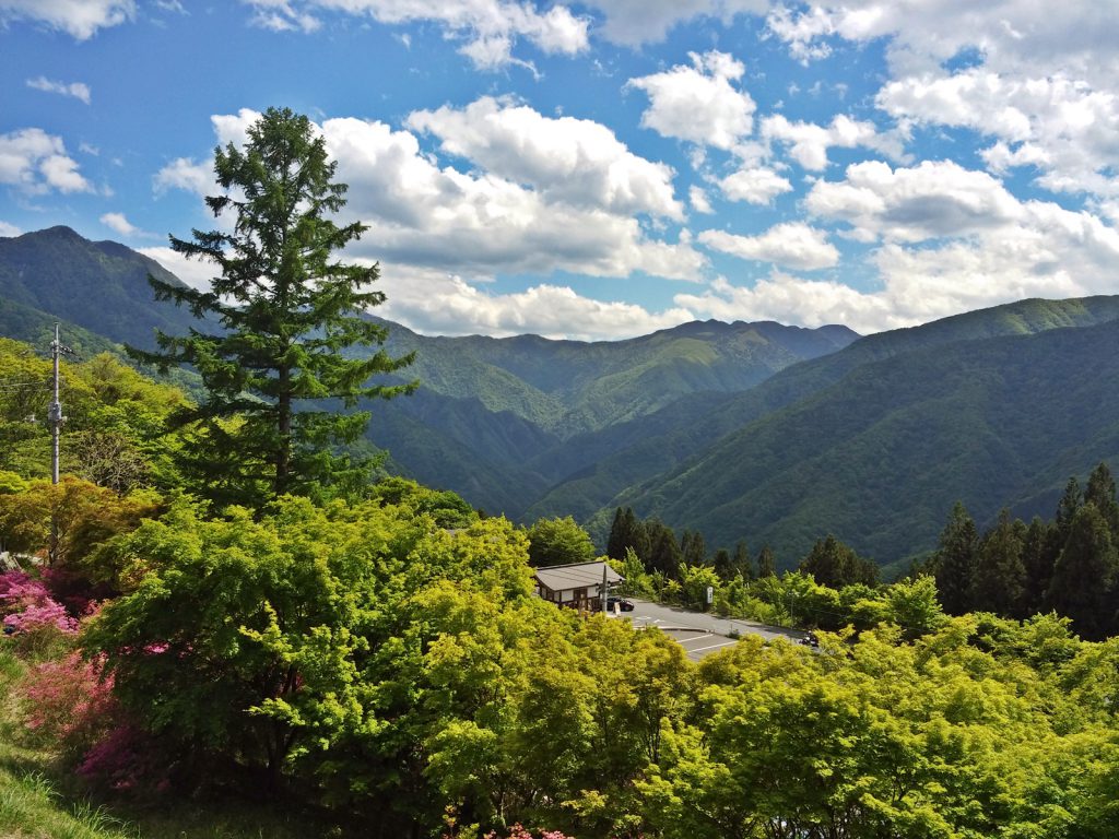三峯神社の駐車場から雲取山の方角を望む （撮影：鳴海行人・2015年）