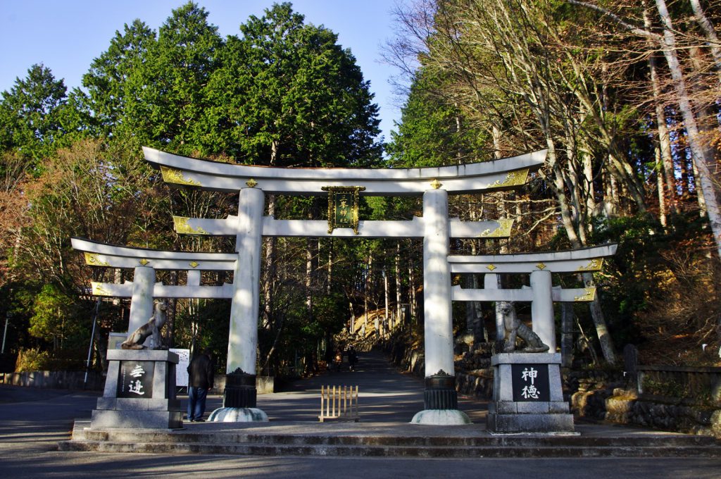 三峯神社の駐車場からの入口に建つ鳥居。威厳があり、神聖な場所への入口であることを自然に意識させられる（撮影：鳴海行人・2017年）