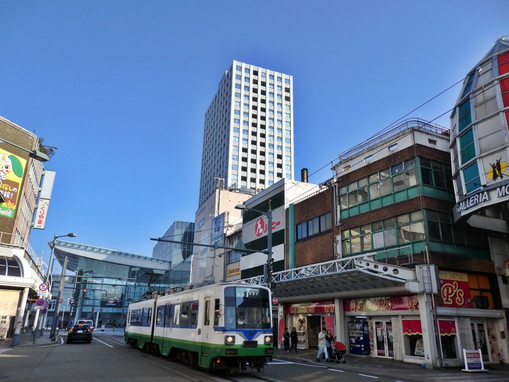 現在の福井駅前の電車通りの様子。左奥が福井駅だ（撮影：鳴海行人・2017年）