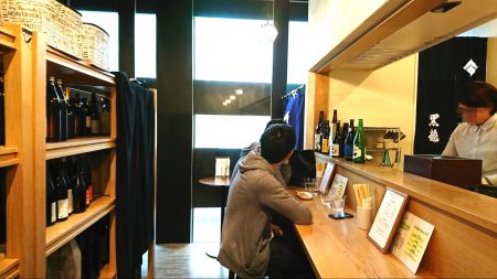 お店の一角に角打ちコーナーを設けた酒屋（撮影：2018年・白井大河　※許可を得て撮影）