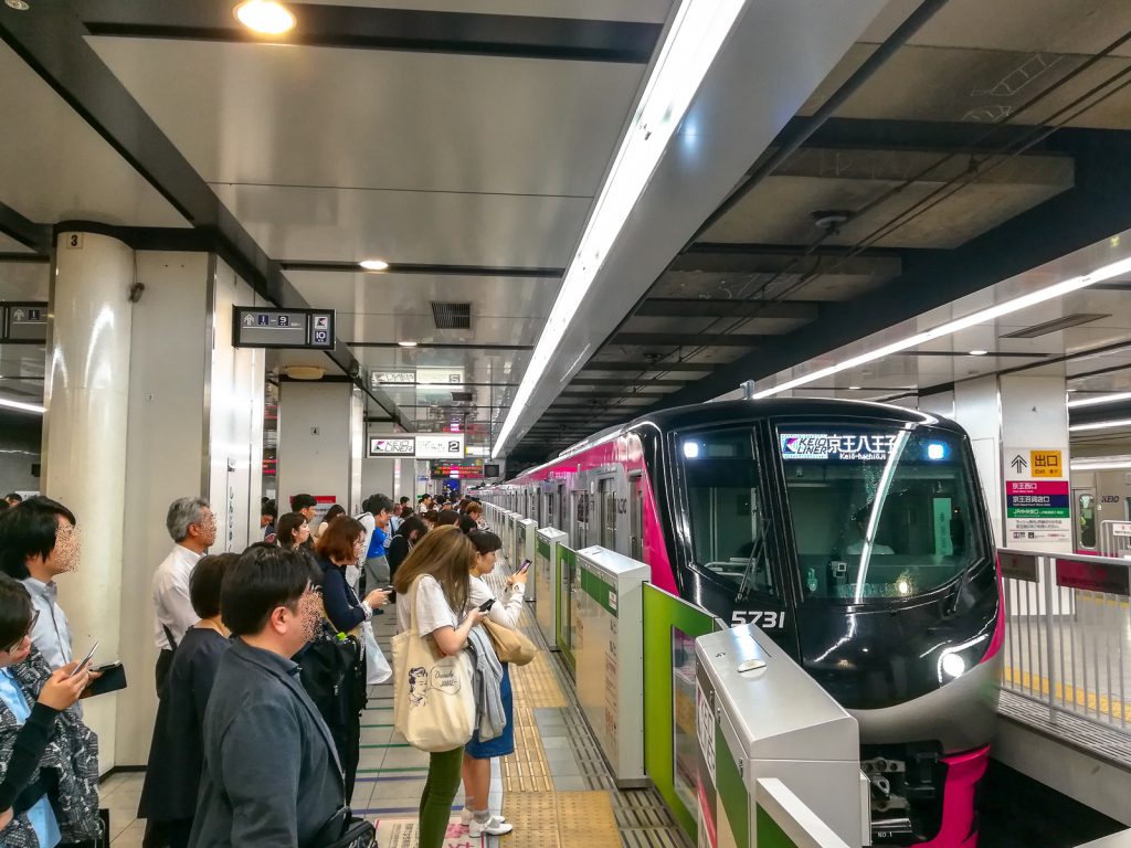 新宿駅に入線する「京王ライナー」。乗車率も好調で、今年からは朝にも運行されることが決まった（撮影：鳴海行人・2018年）