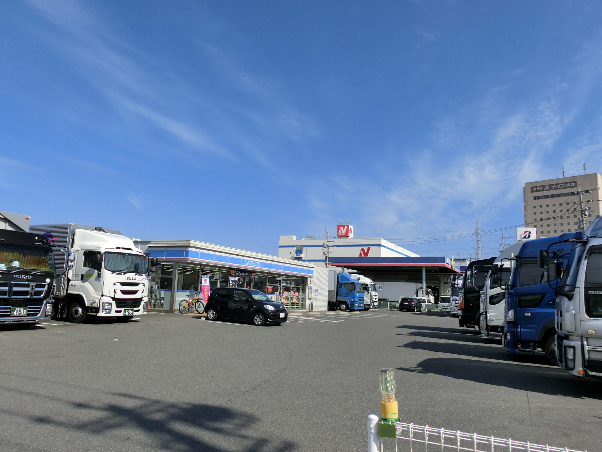 トラックが集まるコンビニの駐車場の様子（撮影：石川ゆうき・2020年）